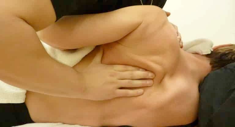 Osteopater bruker hendene som verktøy i diagnostisering og behandling